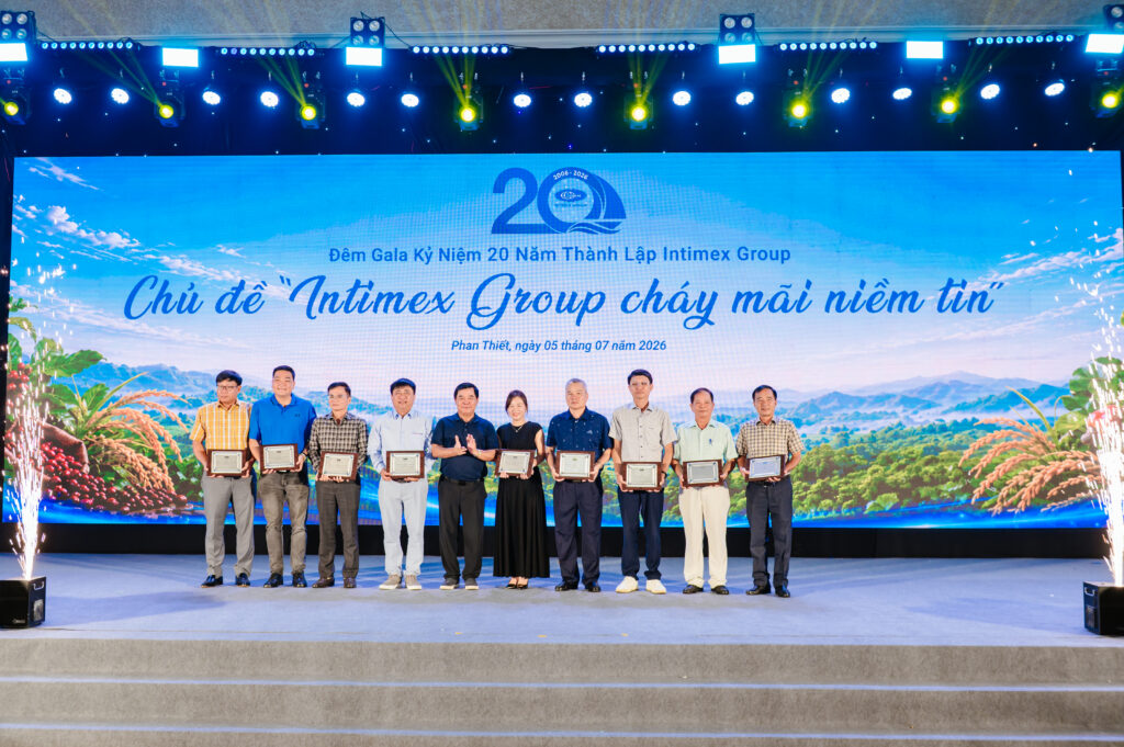 TRAO BANG KHEN CHO CAN BO CONG NHAN VIEN TAP DOAN